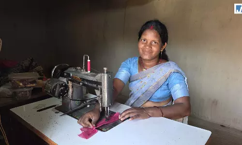 महतारी वंदन की राशि से सिलाई कर रही सरिता, बढ़ी आमदनी