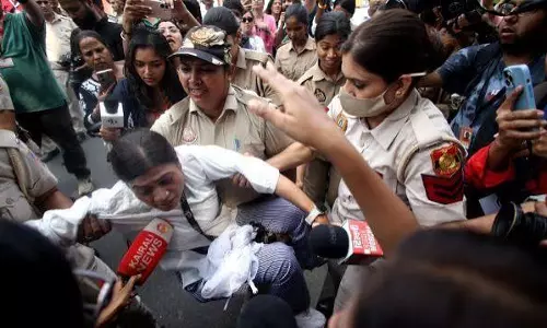 पत्रकारिता पर सवाल: रिपोर्टिंग कर रहे पत्रकारों को हिरासत में लेने पर विवाद पत्रकारिता पर सवाल: रिपोर्टिंग कर रहे पत्रकारों को हिरासत में लेने पर विवाद