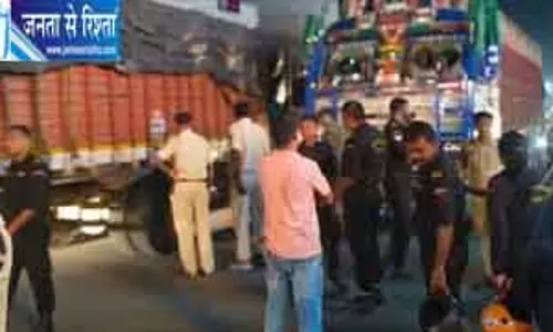 परीक्षा देकर लौट रही छात्रा को ट्रक ने कुचला