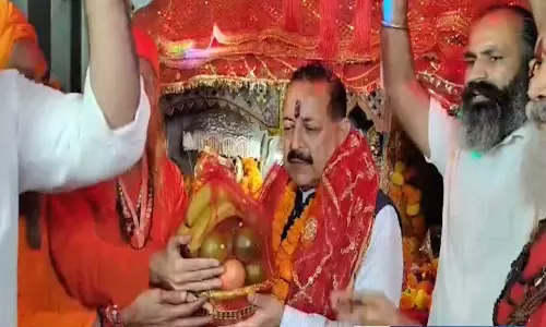 नवरात्रि के पहले दिन केंद्रीय मंत्री जितेंद्र सिंह ने महाकाली मंदिर में की पूजा नवरात्रि के पहले दिन केंद्रीय मंत्री जितेंद्र सिंह ने महाकाली मंदिर में की पूजा