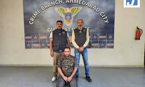 फर्जी CISF अधिकारी गिरफ्तार, एयरपोर्ट पर नौकरी और सस्ते आईफोन का झांसा देकर ठगी का आरोप फर्जी CISF अधिकारी गिरफ्तार, एयरपोर्ट पर नौकरी और सस्ते आईफोन का झांसा देकर ठगी का आरोप
