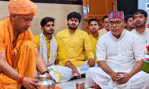 शारदीय नवरात्रि के पहले दिन CM योगी ने गोरखनाथ मंदिर में की कलश स्थापना