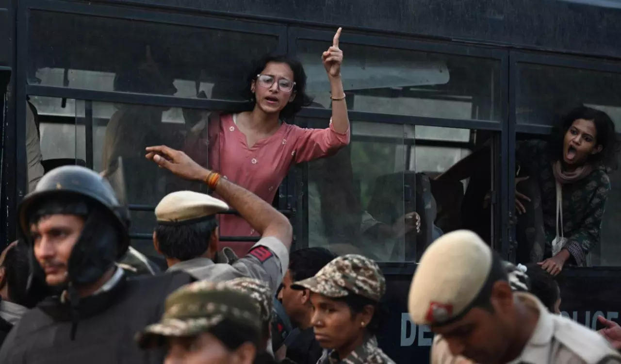 दिल्ली में CEC के खिलाफ विरोध, ममता और केजरीवाल हिरासत में दिल्ली में CEC के खिलाफ विरोध, ममता और केजरीवाल हिरासत में