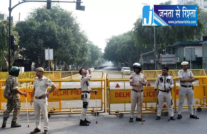 दिल्ली में प्रतिबंधों पर सियासी घमासान, AAP-कांग्रेस ने केंद्र को घेरा दिल्ली में प्रतिबंधों पर सियासी घमासान, AAP-कांग्रेस ने केंद्र को घेरा