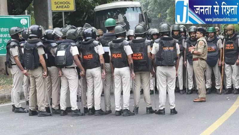 दिल्ली में सुरक्षा की कमान संभाल रहे तीन वरिष्ठ पुलिस अधिकारी दिल्ली में सुरक्षा की कमान संभाल रहे तीन वरिष्ठ पुलिस अधिकारी