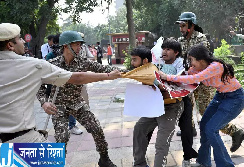 दिल्ली में SIR पर विरोध, प्रदर्शनकारी छात्र और वामपंथी नेता हिरासत में दिल्ली में SIR पर विरोध, प्रदर्शनकारी छात्र और वामपंथी नेता हिरासत में