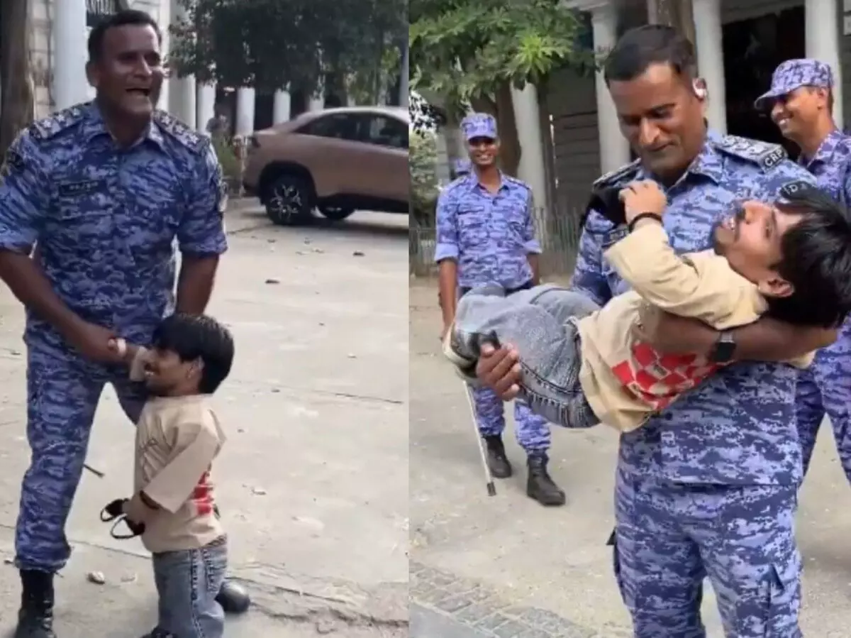दिल्ली में प्रदर्शन के दौरान पकड़ा गया सबसे छोटा कॉकरोच, RAF जवान ने दौड़ाकर पकड़ा; वीडियो वायरल दिल्ली में प्रदर्शन के दौरान पकड़ा गया सबसे छोटा कॉकरोच, RAF जवान ने दौड़ाकर पकड़ा; वीडियो वायरल