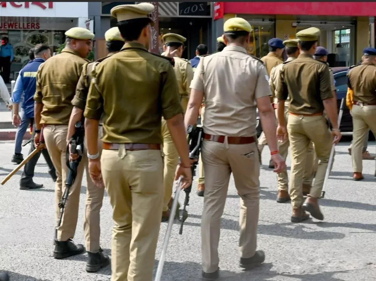 बिहार में शराब लदी चोरी की स्कॉर्पियो की अवैध नीलामी, दारोगा राजेंद्र राम गिरफ्तार बिहार में शराब लदी चोरी की स्कॉर्पियो की अवैध नीलामी, दारोगा राजेंद्र राम गिरफ्तार