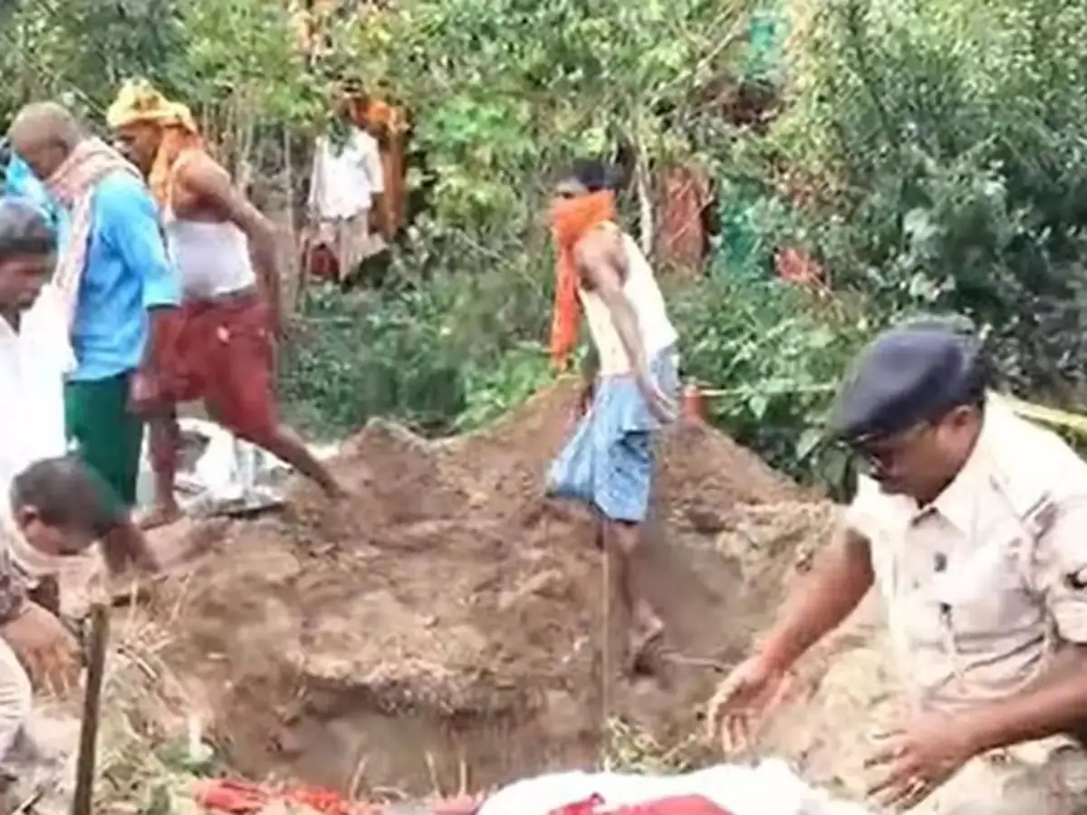 प्रेम विवाह के डेढ़ साल बाद विवाहिता की हत्या का आरोप, नहर किनारे जमीन में दफन मिला शव प्रेम विवाह के डेढ़ साल बाद विवाहिता की हत्या का आरोप, नहर किनारे जमीन में दफन मिला शव