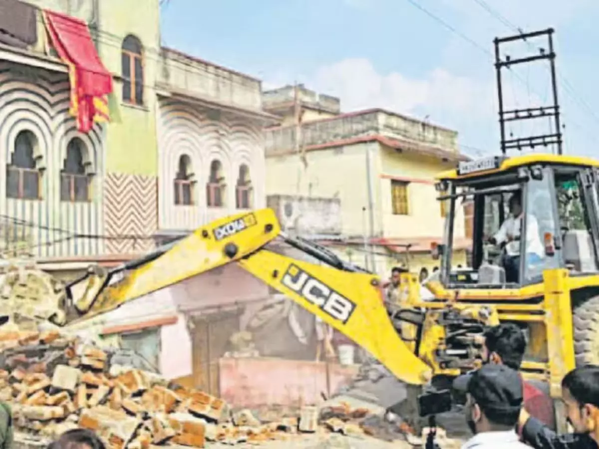 धनबाद में बड़ा बुलडोजर एक्शन, DC और SSP खुद सड़क पर उतरे धनबाद में बड़ा बुलडोजर एक्शन, DC और SSP खुद सड़क पर उतरे