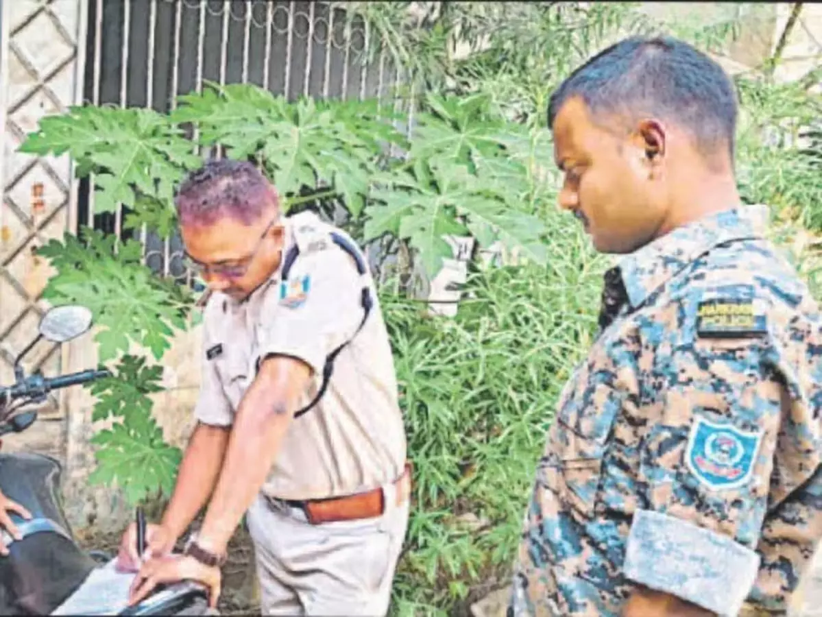 चांडिल में ज्वेलर्स कारोबारी के घर 85 लाख की डकैती चांडिल में ज्वेलर्स कारोबारी के घर 85 लाख की डकैती