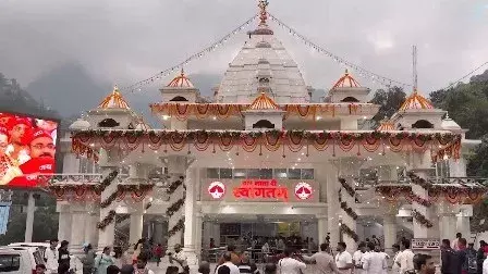 शारदीय नवरात्रि के पहले दिन मंदिरों में उमड़ा आस्था का सैलाब शारदीय नवरात्रि के पहले दिन मंदिरों में उमड़ा आस्था का सैलाब
