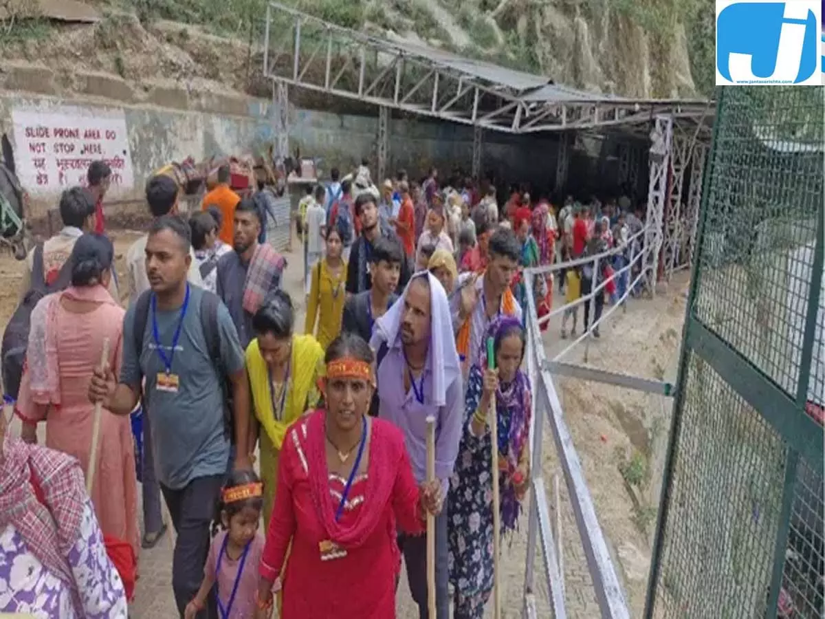 नवरात्र से पहले वैष्णो देवी में भक्तों का सैलाब, 38 हजार रवाना नवरात्र से पहले वैष्णो देवी में भक्तों का सैलाब, 38 हजार रवाना