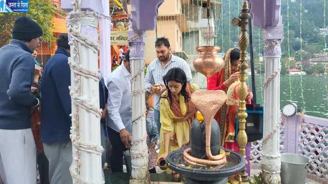 नैनीताल में नंगे पैर मंदिर पहुंचीं जाह्नवी कपूर, मां नयना देवी के किए दर्शन, शिवलिंग पर चढ़ाया जल नैनीताल में नंगे पैर मंदिर पहुंचीं जाह्नवी कपूर, मां नयना देवी के किए दर्शन, शिवलिंग पर चढ़ाया जल