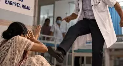 असम में बढ़ा तनाव: महिला पर हमले के आरोपी डॉक्टर को गिरफ्तार करने की मांग असम में बढ़ा तनाव: महिला पर हमले के आरोपी डॉक्टर को गिरफ्तार करने की मांग