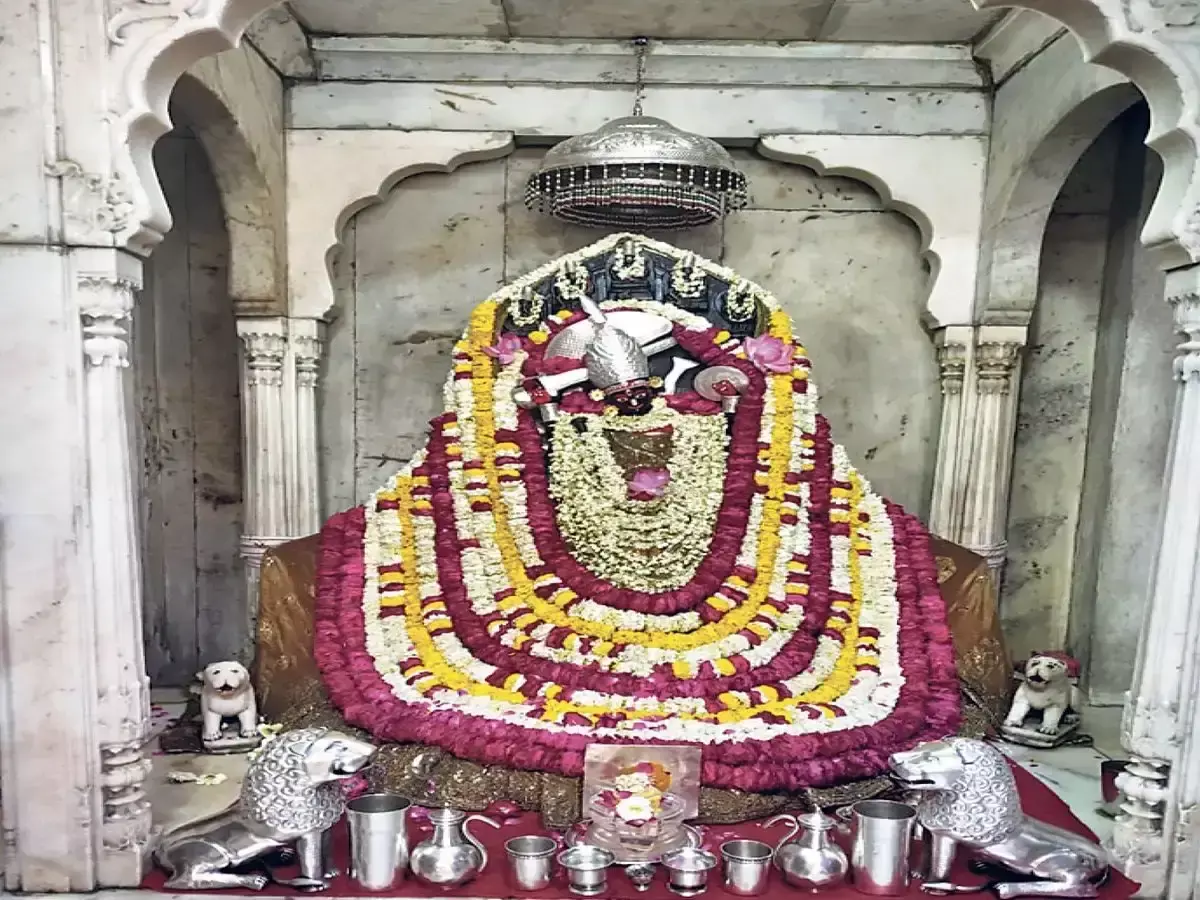 नवरात्र के लिए सजे मंदिर, घट स्थापना के साथ गूंजेंगे जयकारे नवरात्र के लिए सजे मंदिर, घट स्थापना के साथ गूंजेंगे जयकारे
