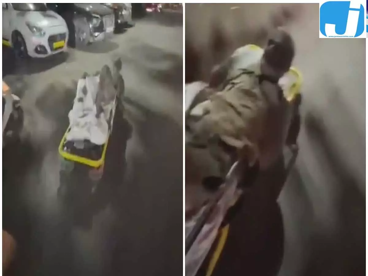 चलती एम्बुलेंस से सड़क पर गिरा मरीज, VIDEO आया सामने चलती एम्बुलेंस से सड़क पर गिरा मरीज, VIDEO आया सामने