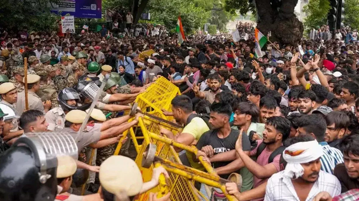 बैरिकेड हटाओ: सुप्रीम कोर्ट की कड़ी हिदायत बैरिकेड हटाओ: सुप्रीम कोर्ट की कड़ी हिदायत