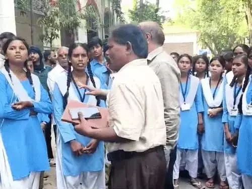 बिलासपुर के सरकारी स्कूल में बड़ी गड़बड़ी, तीन शिक्षकों पर कार्रवाई बिलासपुर के सरकारी स्कूल में बड़ी गड़बड़ी, तीन शिक्षकों पर कार्रवाई