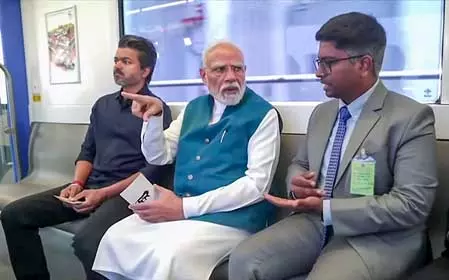 पीएम मोदी और सीएम विजय ने चेन्नई मेट्रो के दूसरे चरण के नेटवर्क पर पहली ट्रेन को दिखाई हरी झंडी, छात्रों से की बात पीएम मोदी और सीएम विजय ने चेन्नई मेट्रो के दूसरे चरण के नेटवर्क पर पहली ट्रेन को दिखाई हरी झंडी, छात्रों से की बात