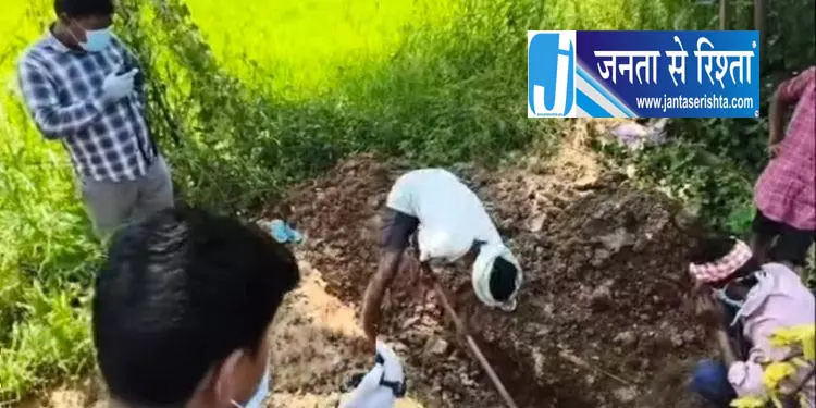 मौत के एक महीने बाद निकाला मजदूर का शव, 3 गिरफ्तार मौत के एक महीने बाद निकाला मजदूर का शव, 3 गिरफ्तार