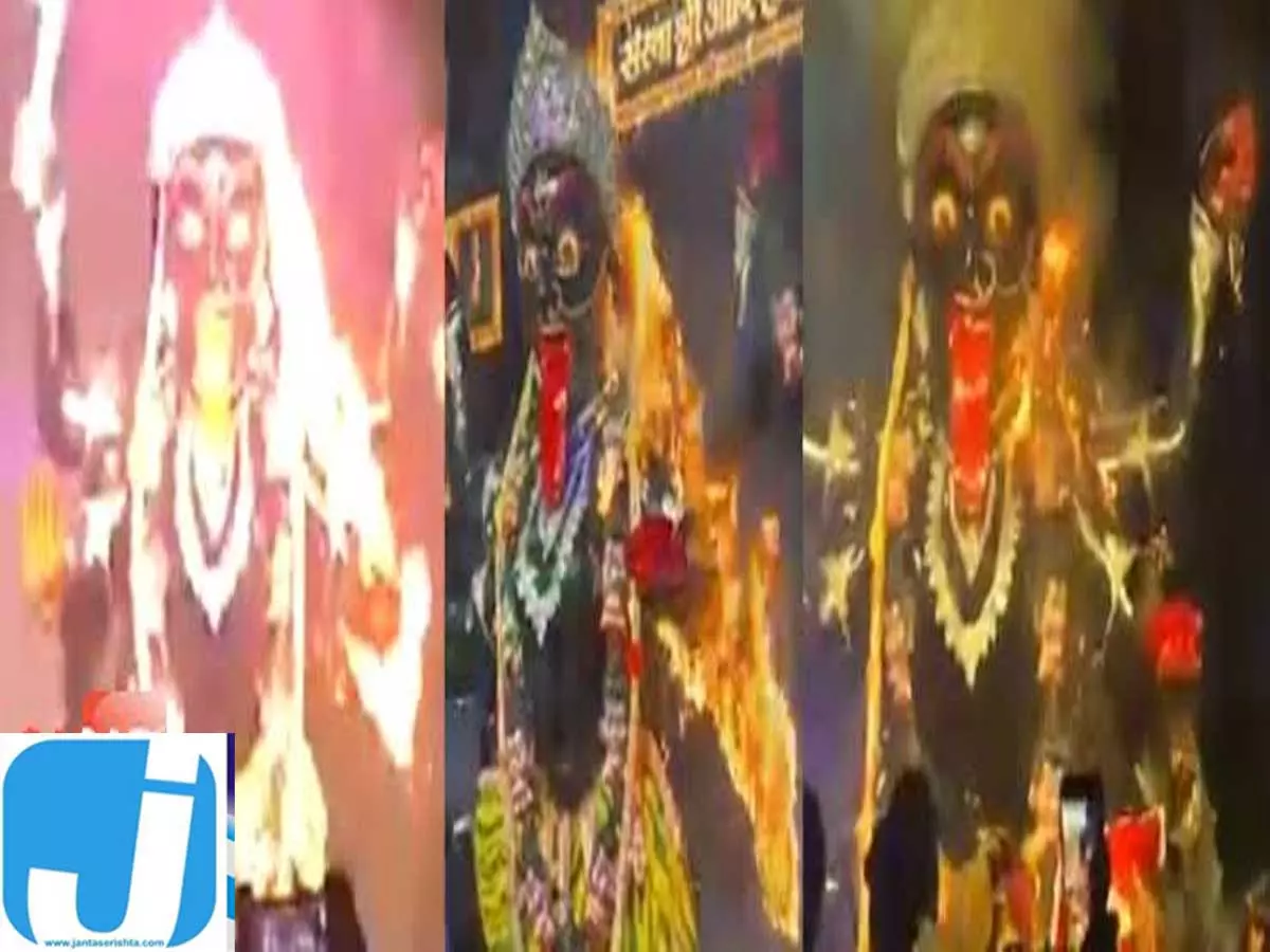 मां कालका की प्रतिमा के स्वागत में हादसा, आतिशबाजी से लगी आग मां कालका की प्रतिमा के स्वागत में हादसा, आतिशबाजी से लगी आग