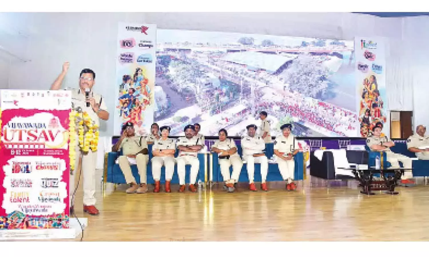 Andhra: पुलिस से कहा गया कि वे दशहरा श्रद्धालुओं की सेवा धैर्य और अनुशासन के साथ करें Andhra: पुलिस से कहा गया कि वे दशहरा श्रद्धालुओं की सेवा धैर्य और अनुशासन के साथ करें