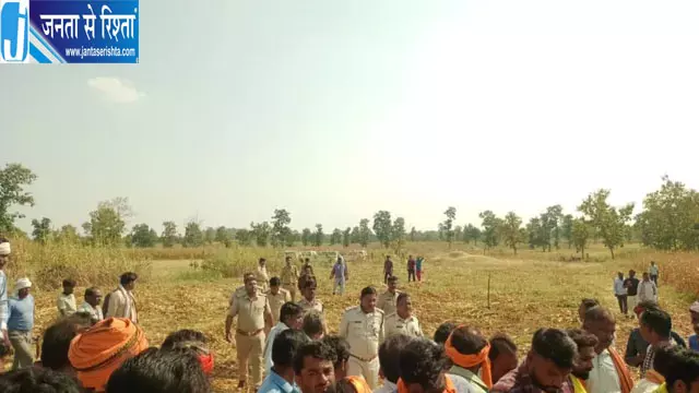 आदिवासियों के खेतों में खड़ी मक्का की फसल नष्ट, मकान तोड़ने की कार्रवाई से मचा विवाद आदिवासियों के खेतों में खड़ी मक्का की फसल नष्ट, मकान तोड़ने की कार्रवाई से मचा विवाद
