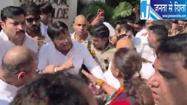 आराधना मिश्रा के पदभार ग्रहण में हंगामा, अजय राय का धरना आराधना मिश्रा के पदभार ग्रहण में हंगामा, अजय राय का धरना
