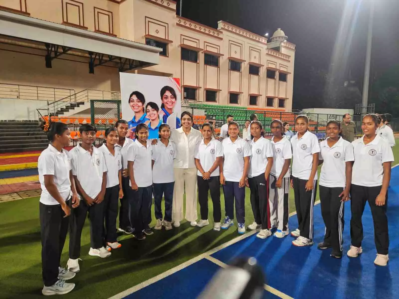 अंतरराष्ट्रीय क्रिकेटर हरलीन देओल ने हॉकी अकादमी के खिलाड़ियों से की मुलाकात अंतरराष्ट्रीय क्रिकेटर हरलीन देओल ने हॉकी अकादमी के खिलाड़ियों से की मुलाकात