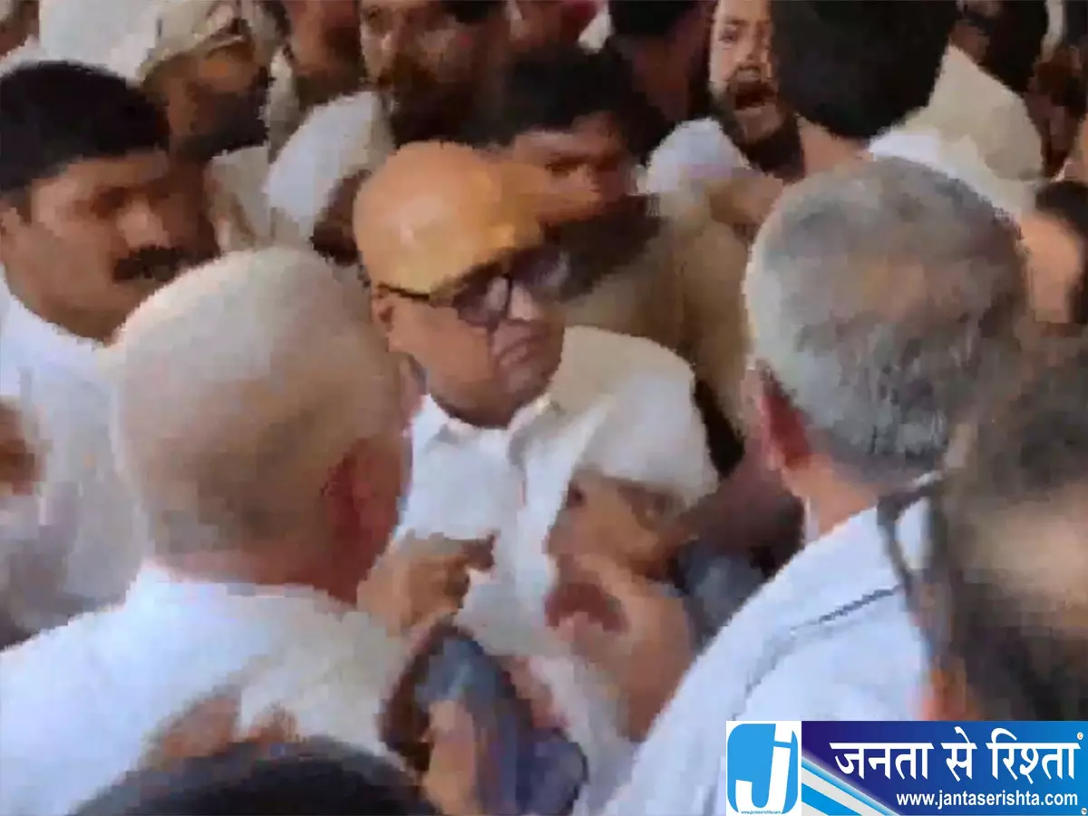 UP कांग्रेस में बवाल कार्यकर्ताओं के बीच हाथापाई UP कांग्रेस में बवाल कार्यकर्ताओं के बीच हाथापाई