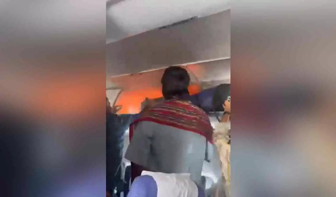 इंडिगो की इमरजेंसी लैंडिंग: केबिन में धुआं दिखने के बाद हैदराबाद डायवर्ट इंडिगो की इमरजेंसी लैंडिंग: केबिन में धुआं दिखने के बाद हैदराबाद डायवर्ट