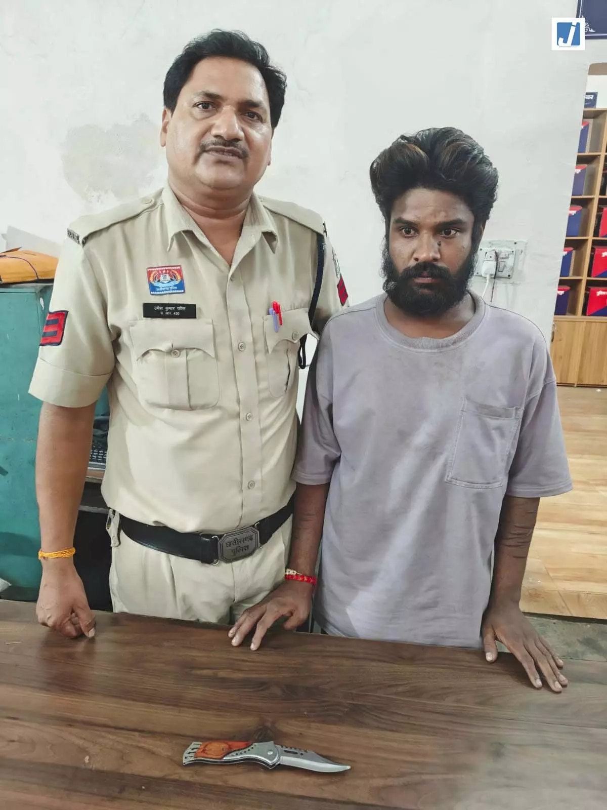 रायपुर में चाकू लहराकर लोगों को डरा रहा युवक गिरफ्तार रायपुर में चाकू लहराकर लोगों को डरा रहा युवक गिरफ्तार