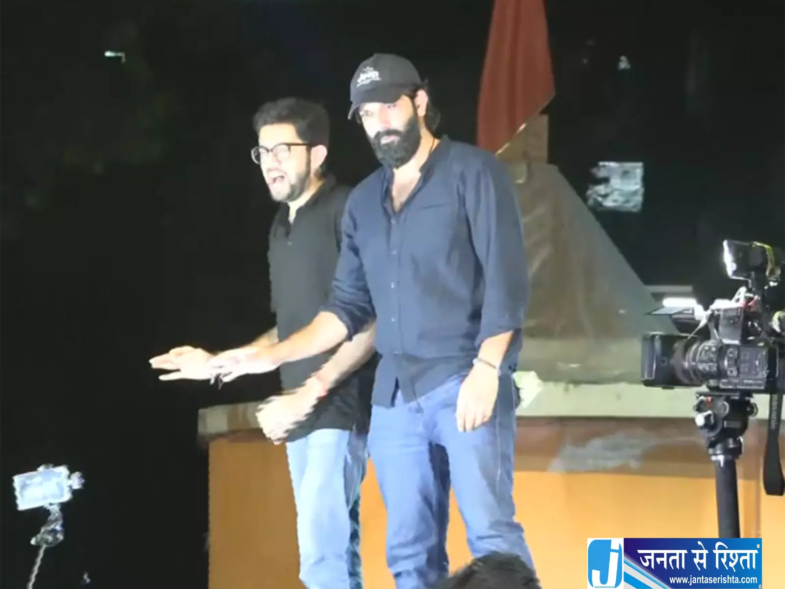 मुंबई में आदित्य और अमित ठाकरे का विरोध प्रदर्शन मुंबई में आदित्य और अमित ठाकरे का विरोध प्रदर्शन