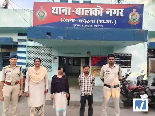 शराबी बेटे को बचाने थाने पहुंची मां ने किया हंगामा, आरक्षक से मारपीट का आरोप शराबी बेटे को बचाने थाने पहुंची मां ने किया हंगामा, आरक्षक से मारपीट का आरोप