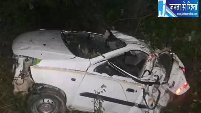 कार खाई में गिरी, एक की मौत, दो गंभीर कार खाई में गिरी, एक की मौत, दो गंभीर
