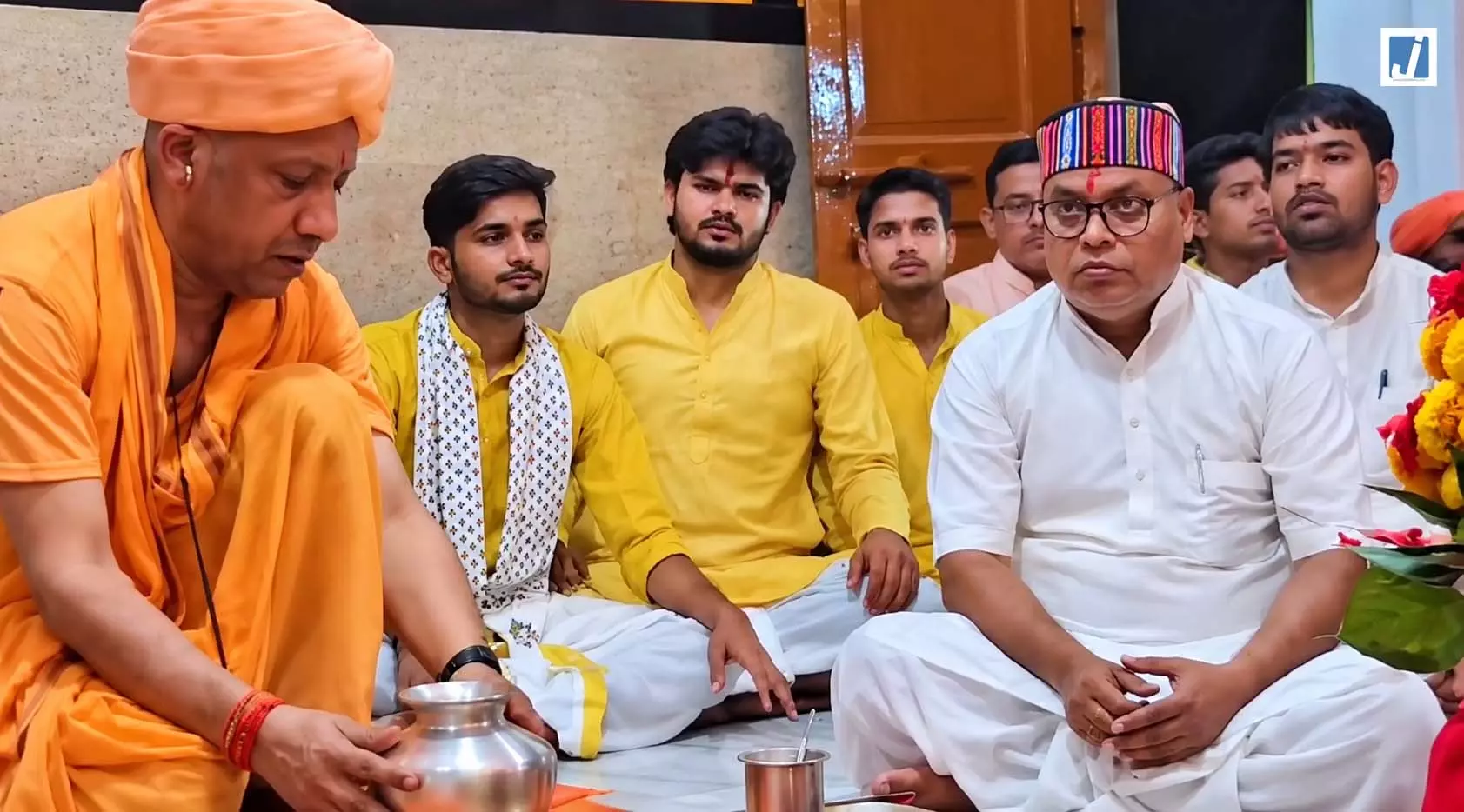 शारदीय नवरात्रि के पहले दिन CM योगी ने गोरखनाथ मंदिर में की कलश स्थापना शारदीय नवरात्रि के पहले दिन CM योगी ने गोरखनाथ मंदिर में की कलश स्थापना