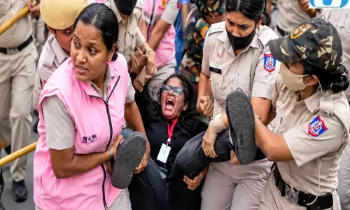 सुप्रीम कोर्ट के निर्देश के बाद भी सैकड़ों प्रदर्शनकारियों पर कार्रवाई
