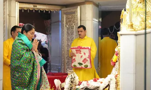 दिल्ली CM ने झंडेवालान मंदिर में किए दर्शन
