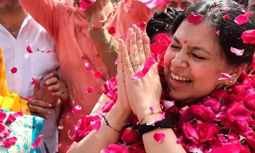 IAS छोड़ राजनीति में उतरने की तैयारी, दिव्या मित्तल के मिर्जापुर पहुंचते ही गरमाया सियासी माहौल IAS छोड़ राजनीति में उतरने की तैयारी, दिव्या मित्तल के मिर्जापुर पहुंचते ही गरमाया सियासी माहौल