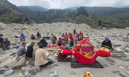 धराली आपदा में दबा मंदिर, ग्रामीणों ने शुरू किया काम धराली आपदा में दबा मंदिर, ग्रामीणों ने शुरू किया काम
