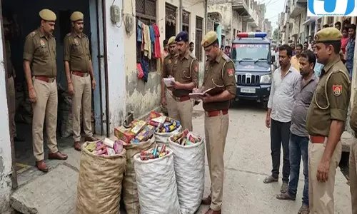 हापुड़ के आदर्श नगर में पटाखों का जखीरा बरामद, दो गिरफ्तार हापुड़ के आदर्श नगर में पटाखों का जखीरा बरामद, दो गिरफ्तार
