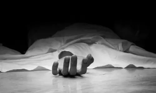 दुमका में नौवीं की आदिवासी छात्रा का शव झाड़ियों में मिला, हत्या की आशंका से आक्रोश दुमका में नौवीं की आदिवासी छात्रा का शव झाड़ियों में मिला, हत्या की आशंका से आक्रोश
