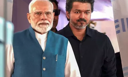 राहुल की हिरासत पर चुप्पी, मोदी संग दिखे सीएम विजय राहुल की हिरासत पर चुप्पी, मोदी संग दिखे सीएम विजय