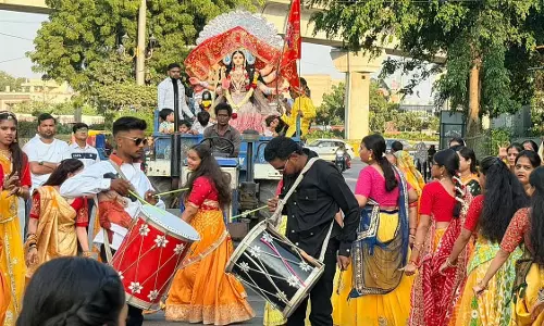 नवरात्रि के पहले दिन भक्ति में डूबा शहर, ढोल की थाप पर गरबा और देवी के स्वागत में निकले जुलूस नवरात्रि के पहले दिन भक्ति में डूबा शहर, ढोल की थाप पर गरबा और देवी के स्वागत में निकले जुलूस