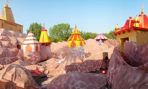 भोपाल के विजय मार्केट में कैंची धाम की झलक, 35 लाख से तैयार हुआ दुर्गा पूजा पंडाल भोपाल के विजय मार्केट में कैंची धाम की झलक, 35 लाख से तैयार हुआ दुर्गा पूजा पंडाल