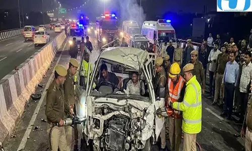 फ्लाईओवर पर टेंपो का एक्सीडेंट, केबिन में फंसे दो लोगों का रेस्क्यू