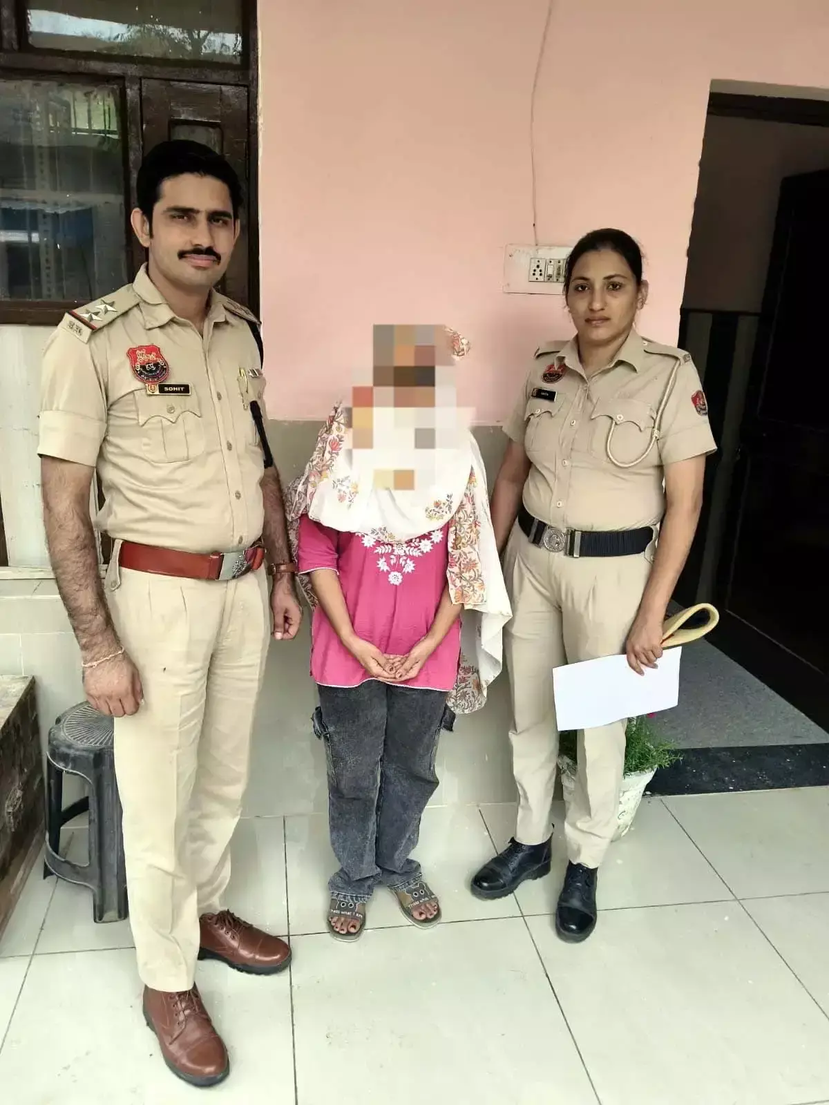 मुकदमे के निपटारे के नाम पर 37 लाख की मांग, महिला गिरफ्तार