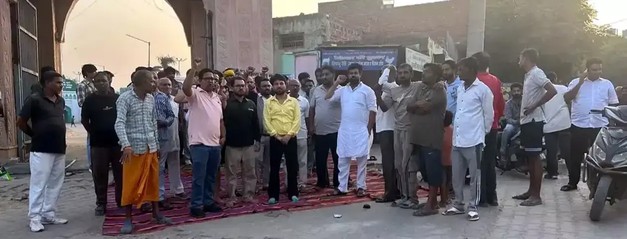 गंदगी, दूषित पानी और बेसहारा पशुओं पर लोगों का विरोध