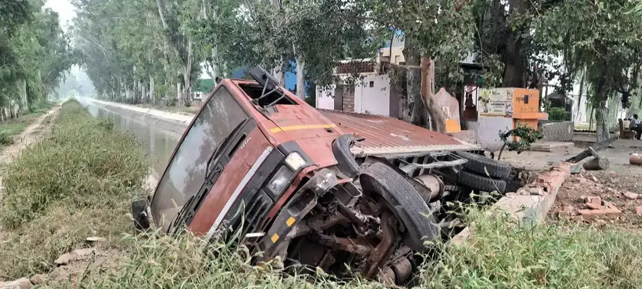बैरियर तोड़कर नहर में समाया ट्रक, बड़ा हादसा टला